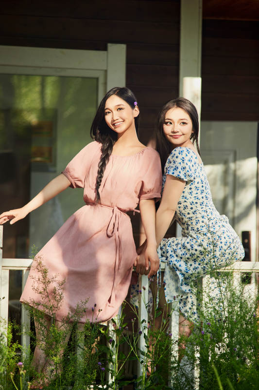 夏天在别墅门庭外拍照欣赏风景的亚洲美女图片