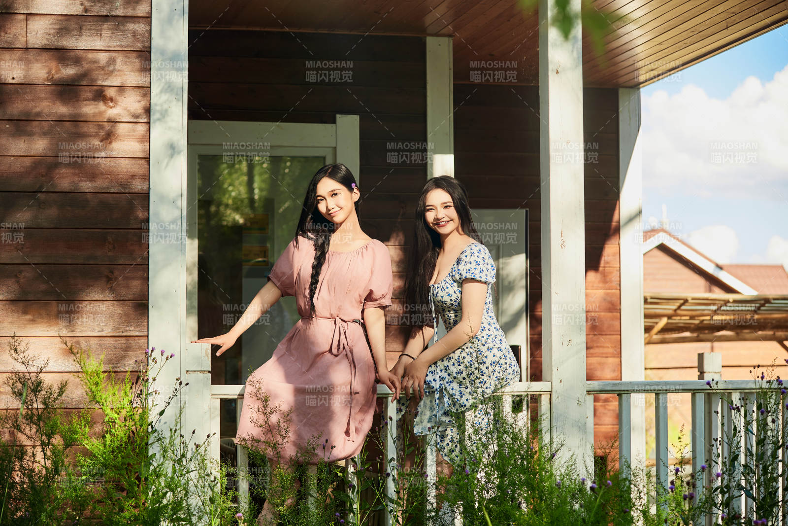 夏天在别墅门庭外拍照欣赏风景的亚洲美女图片