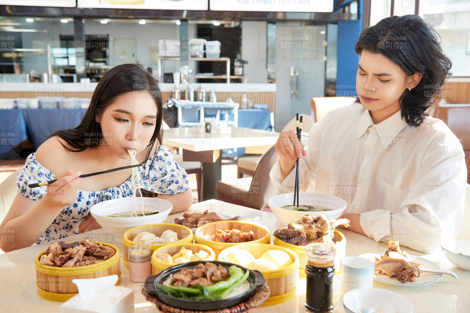 在茶餐厅大吃特吃的东方情侣图片