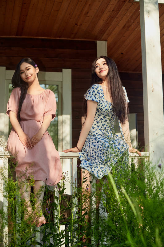 夏天在别墅门庭外拍照欣赏风景的亚洲美女图片