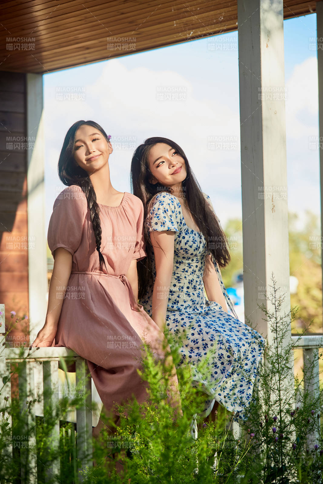 夏天在别墅门庭外拍照欣赏风景的亚洲美女图片