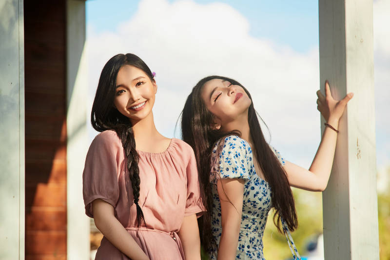 夏天在别墅门庭外拍照欣赏风景的亚洲美女图片