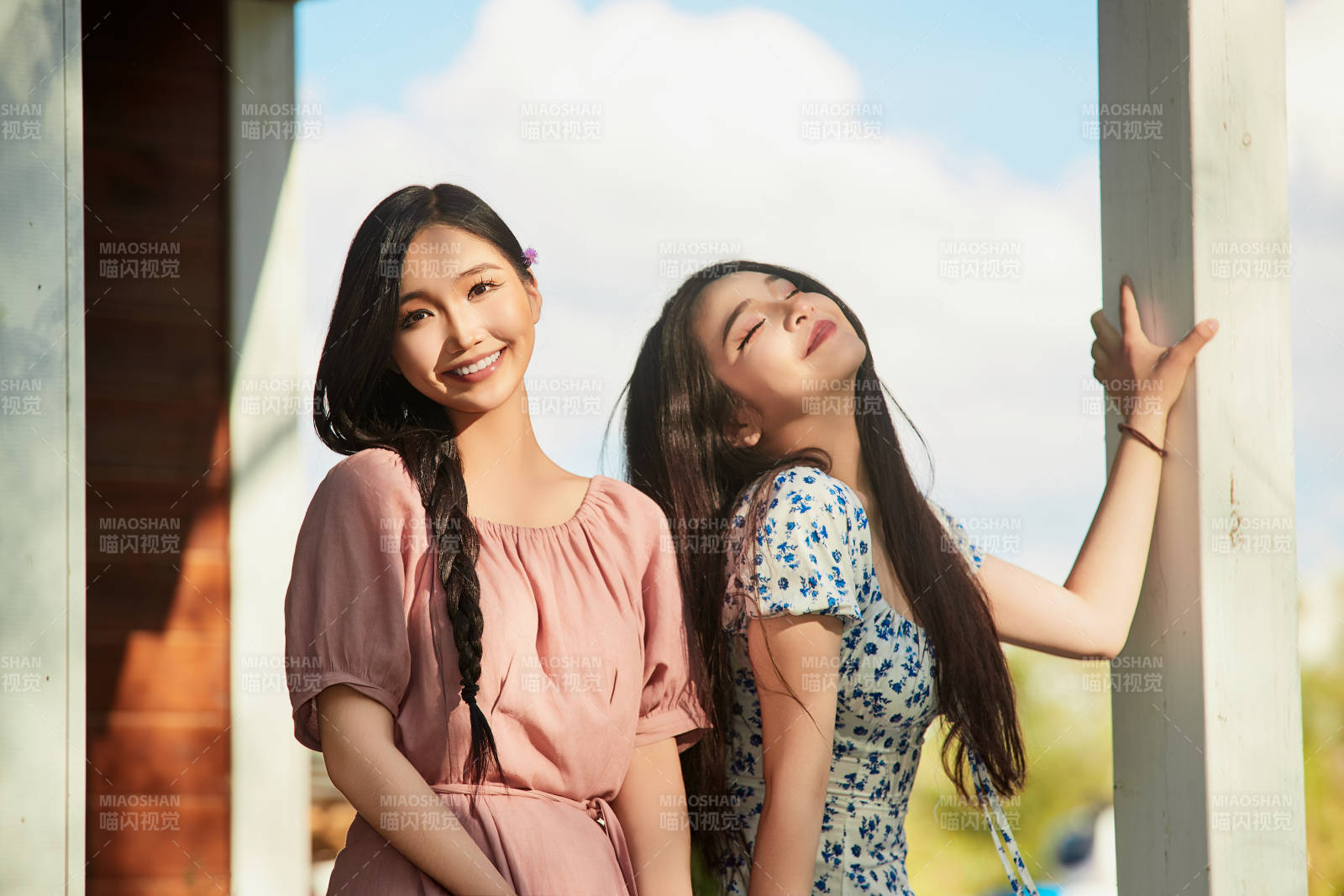 夏天在别墅门庭外拍照欣赏风景的亚洲美女图片