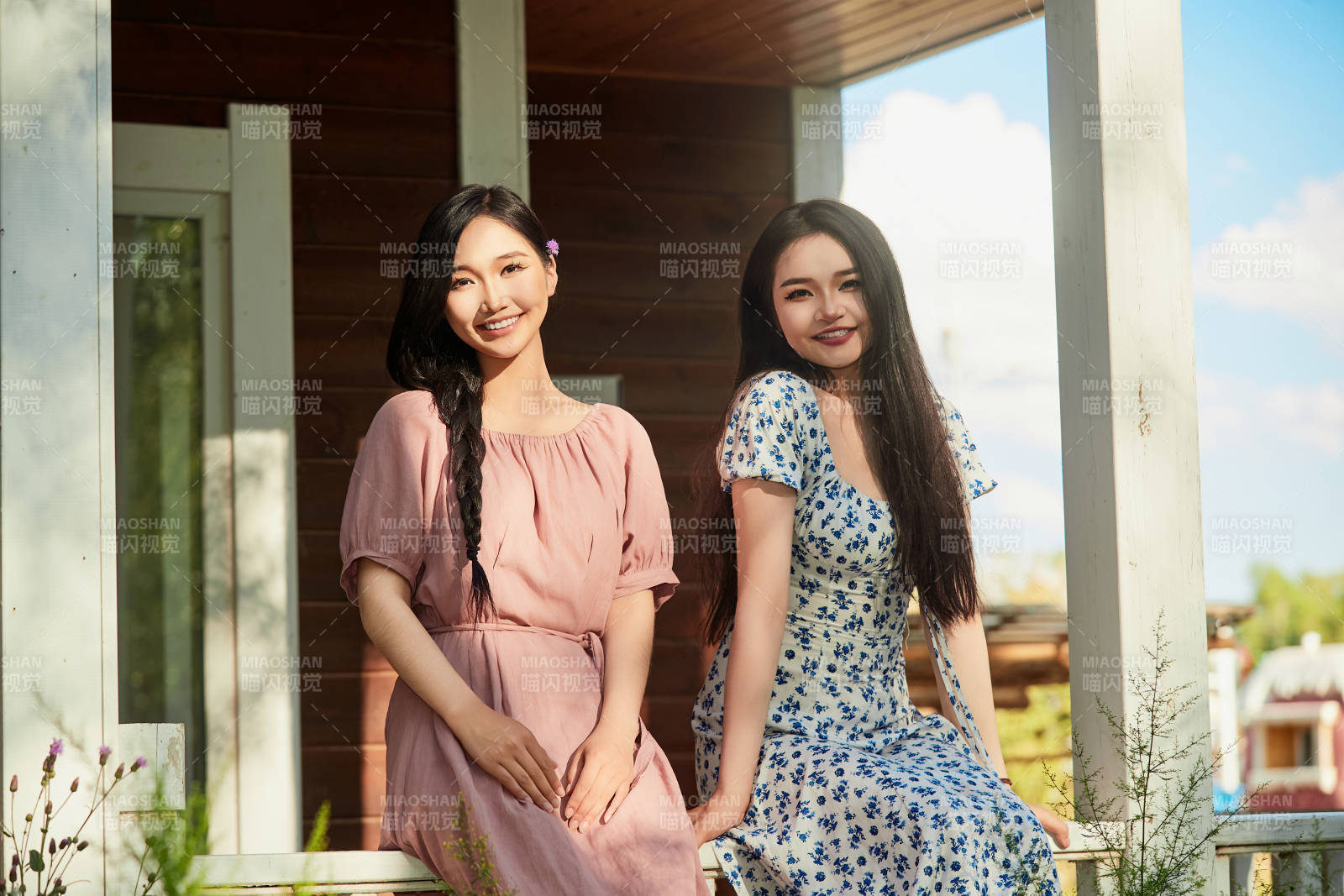 夏天在别墅门庭外拍照欣赏风景的亚洲美女图片