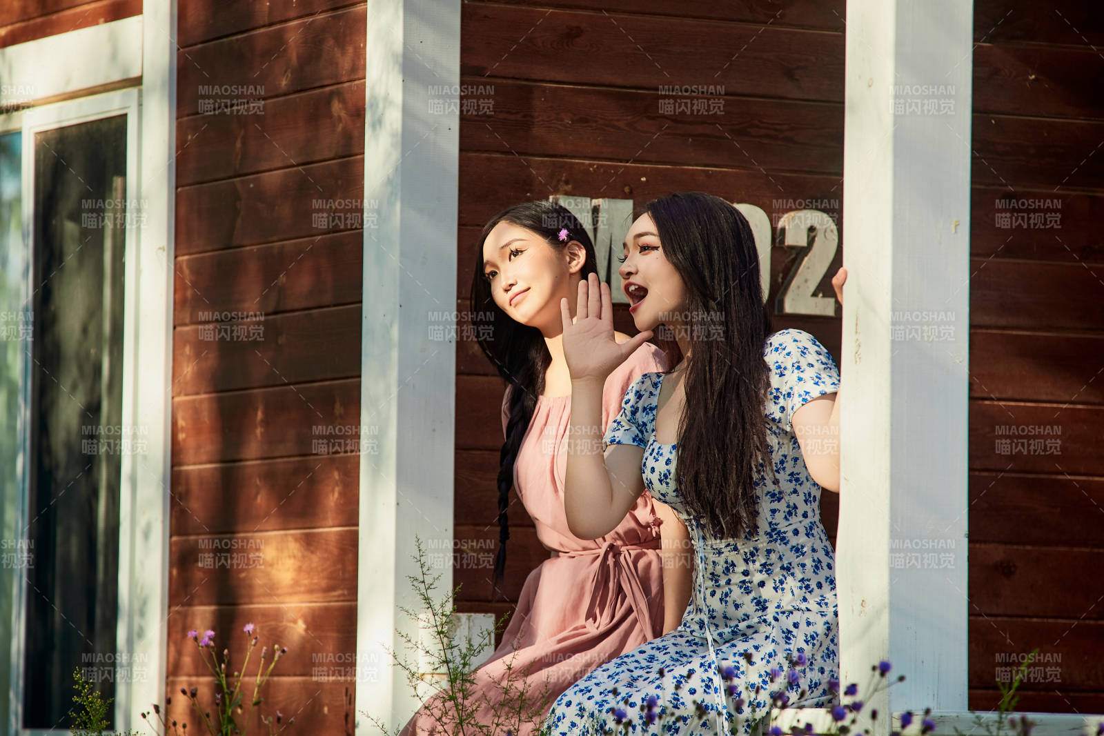 夏天在别墅门庭外拍照欣赏风景的亚洲美女图片