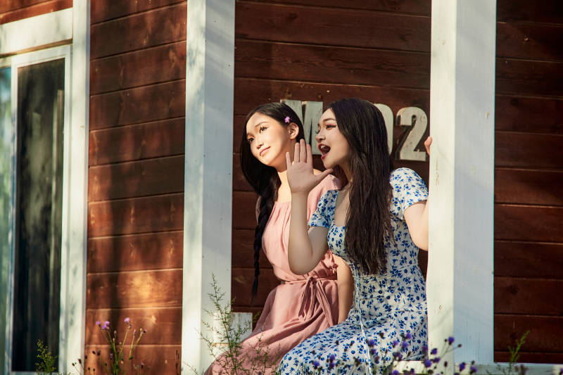 夏天在别墅门庭外拍照欣赏风景的亚洲美女图片