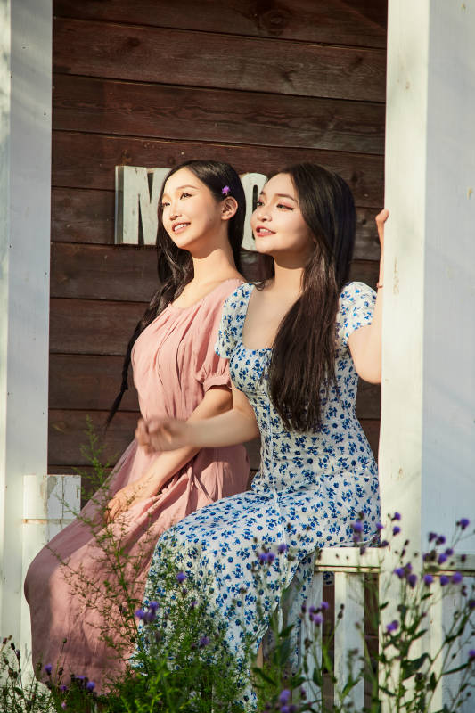 夏天在别墅门庭外拍照欣赏风景的亚洲美女图片