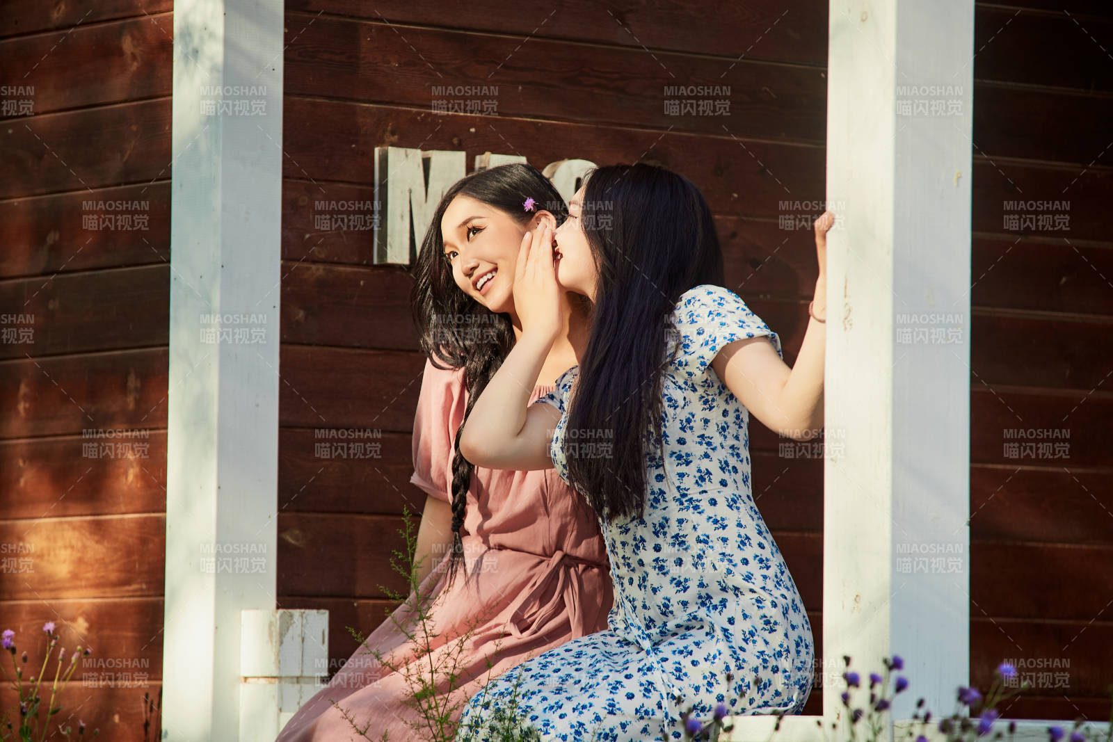 夏天在别墅门庭外拍照欣赏风景的亚洲美女图片