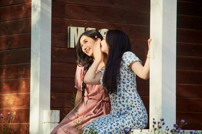 夏天在别墅门庭外拍照欣赏风景的亚洲美女图片