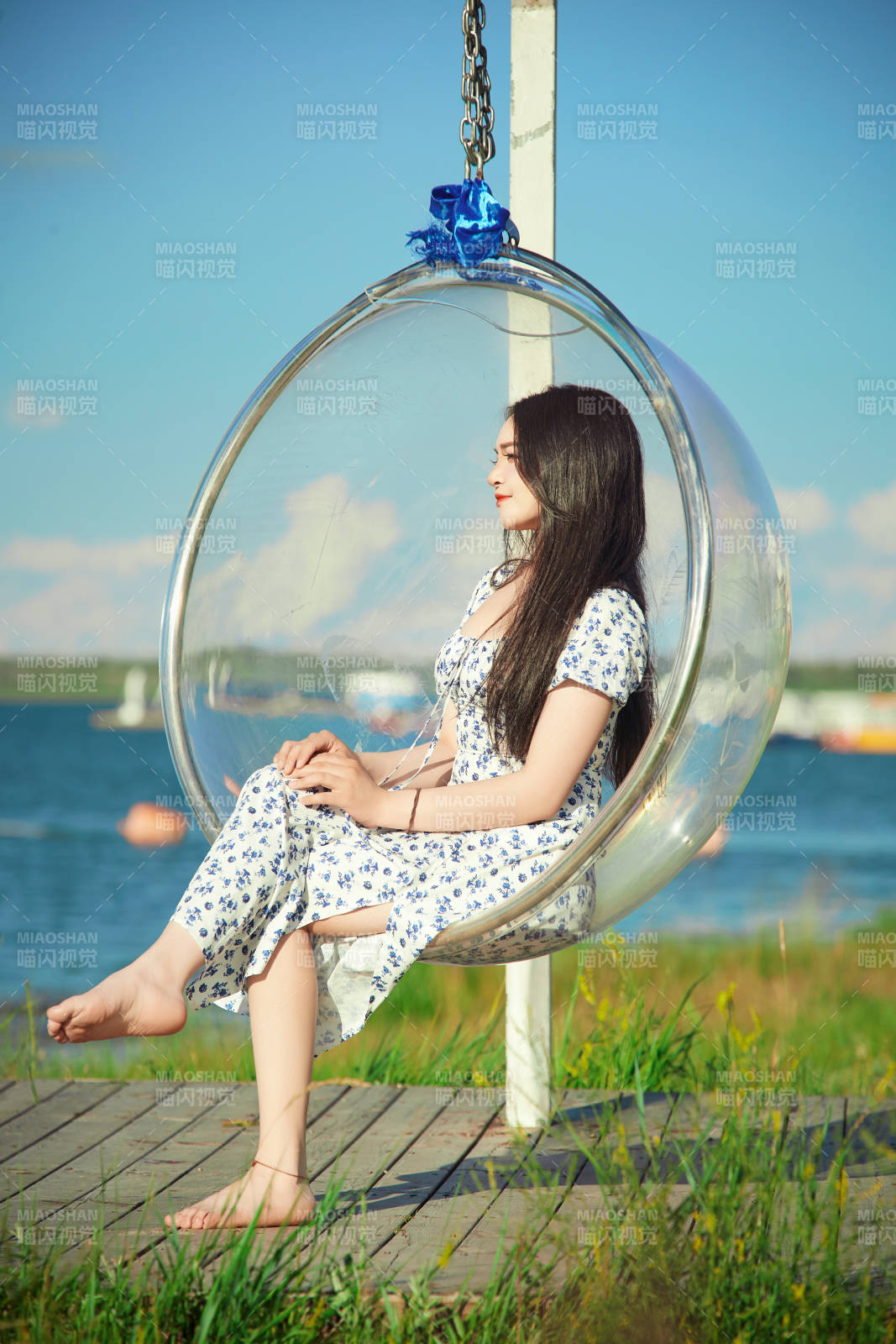 草原湖畔打卡点游玩拍照的东方美女图片