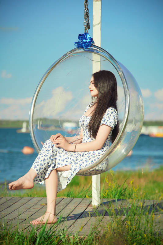 草原湖畔打卡点游玩拍照的东方美女图片