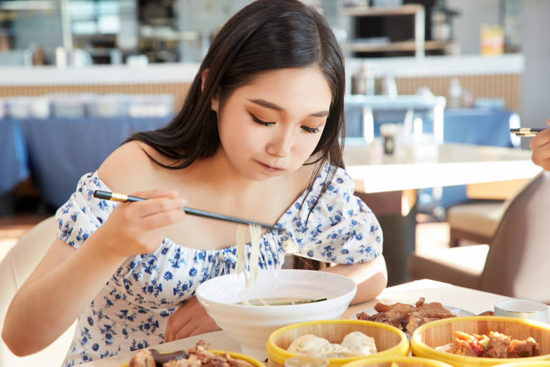 在茶餐厅大吃特吃的美女图片