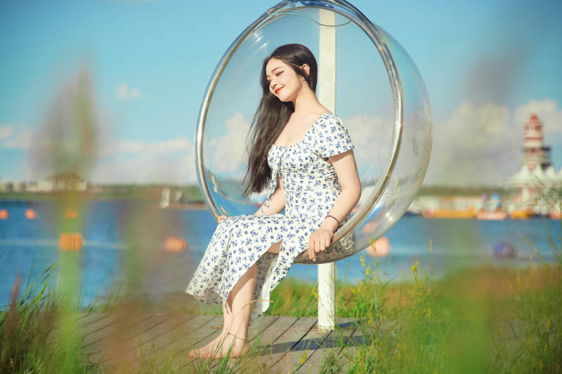 草原湖畔打卡点游玩拍照的东方美女图片