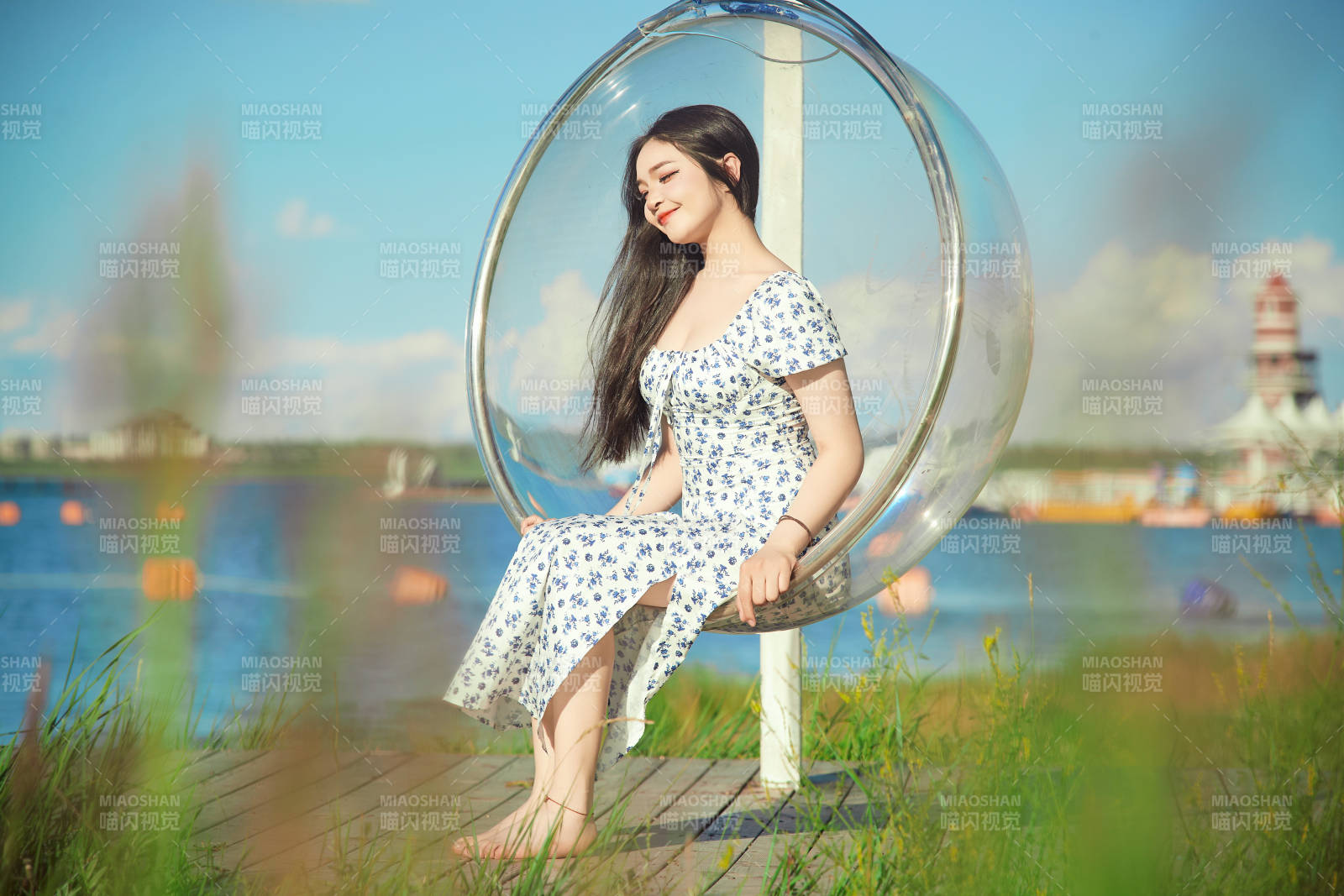 草原湖畔打卡点游玩拍照的东方美女图片