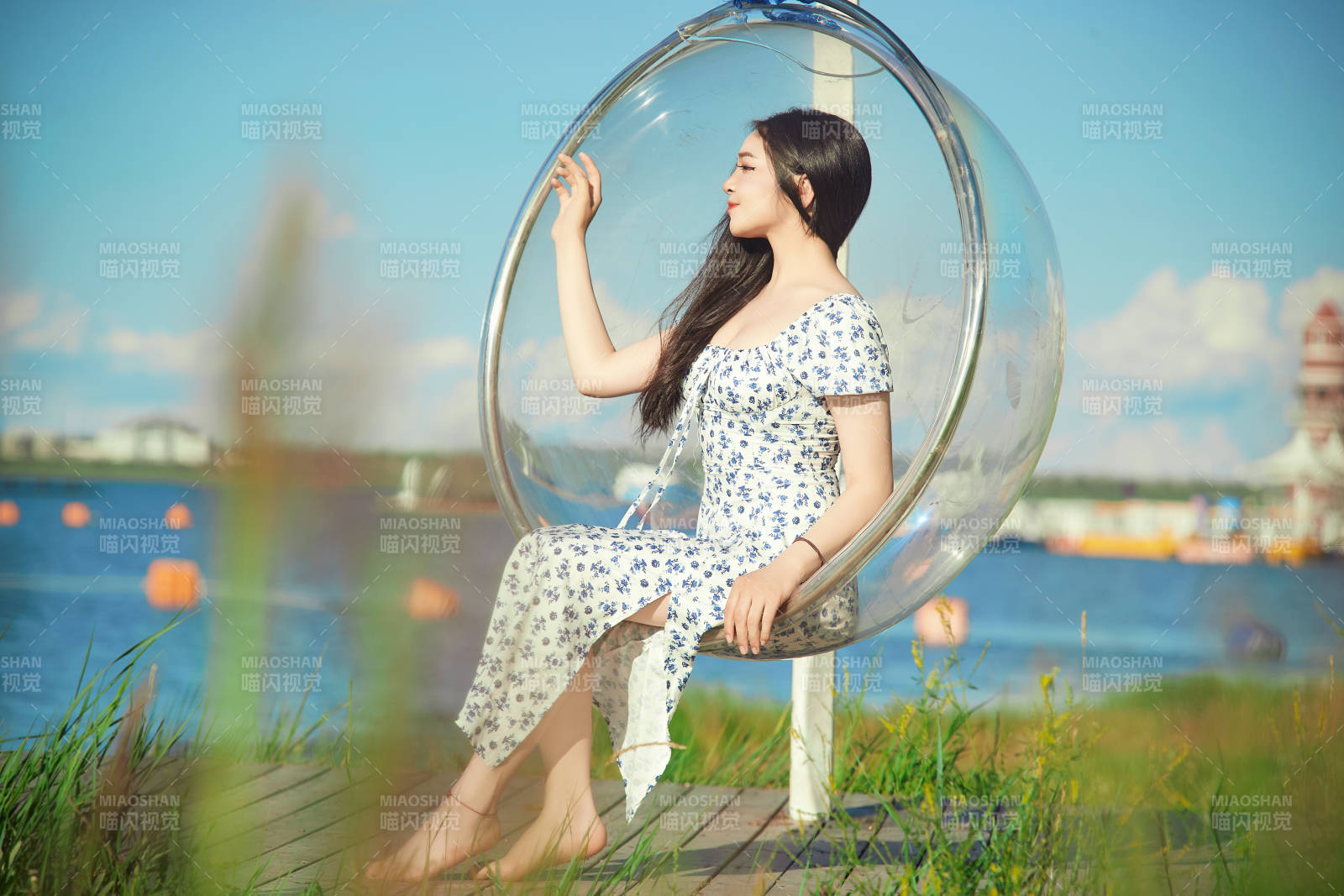 草原湖畔打卡点游玩拍照的东方美女图片