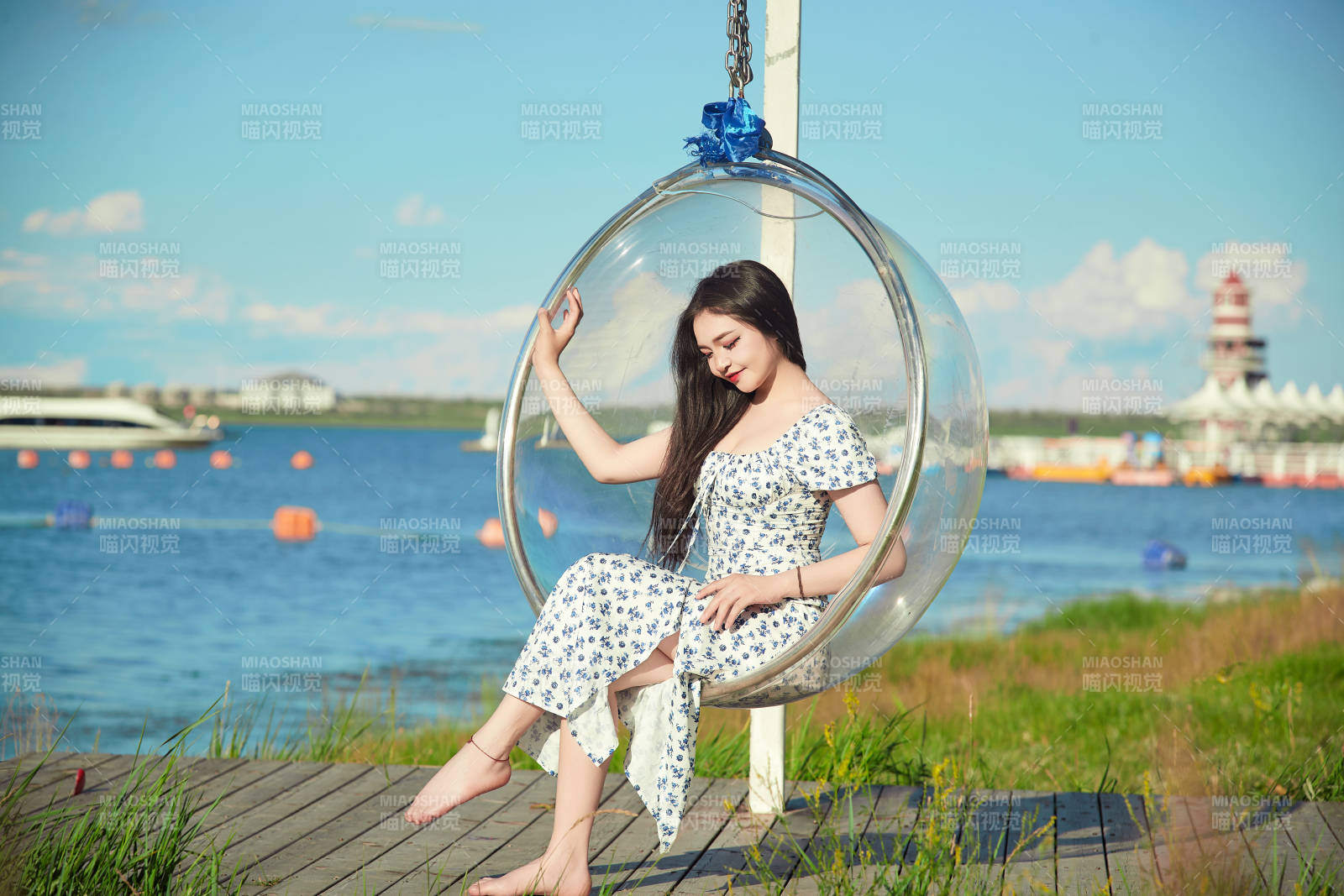 草原湖畔打卡点游玩拍照的东方美女图片