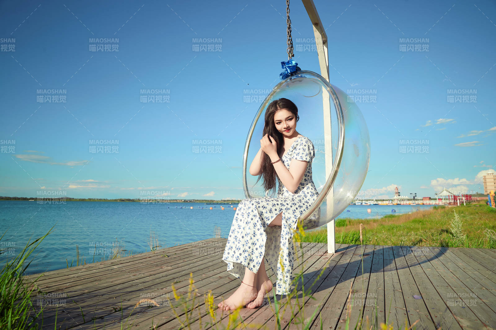 草原湖畔打卡点游玩拍照的东方美女图片