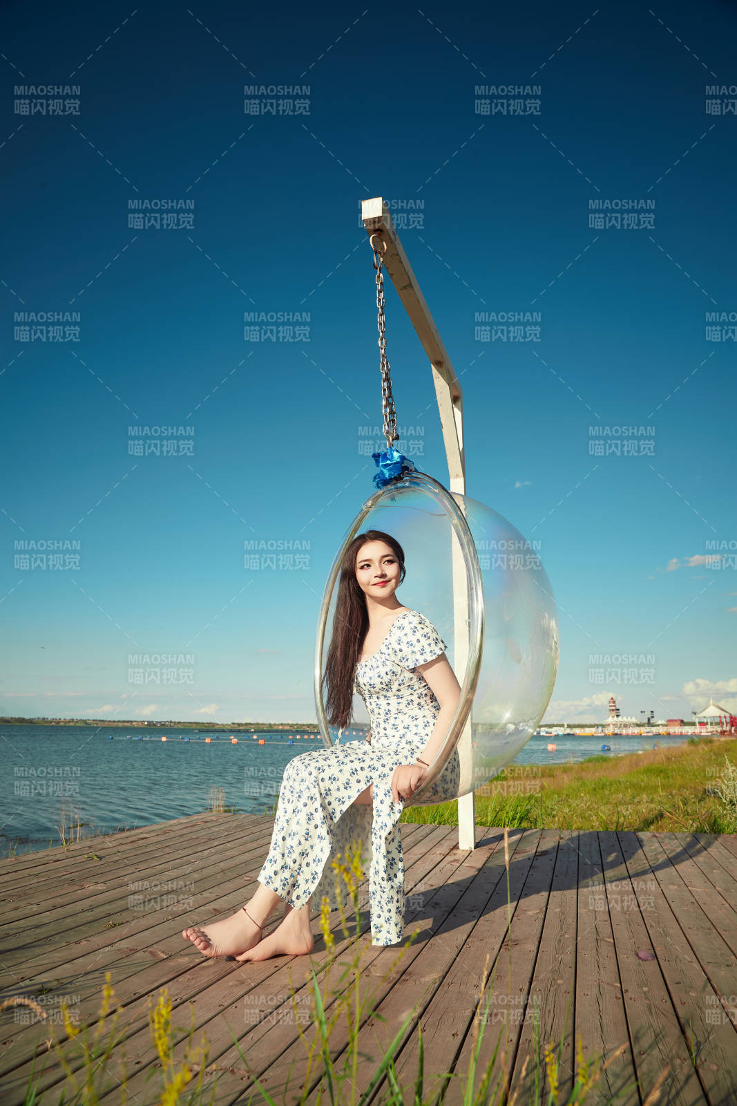 草原湖畔打卡点游玩拍照的东方美女图片