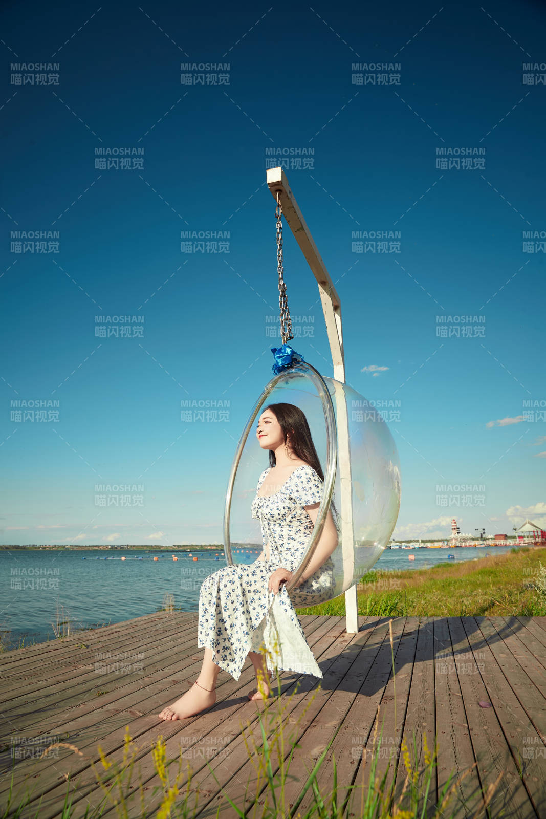 草原湖畔打卡点游玩拍照的东方美女图片