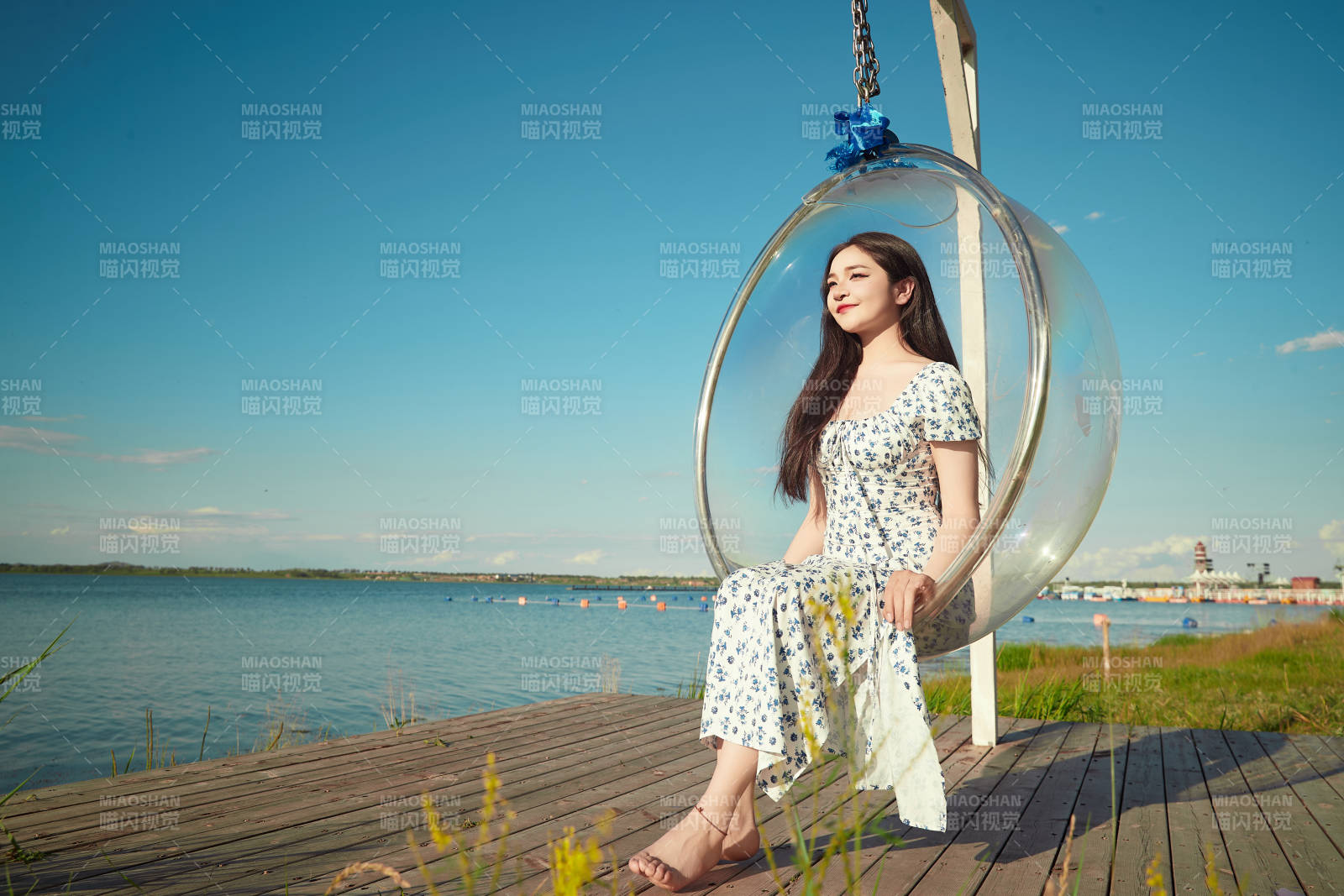 草原湖畔打卡点游玩拍照的东方美女图片