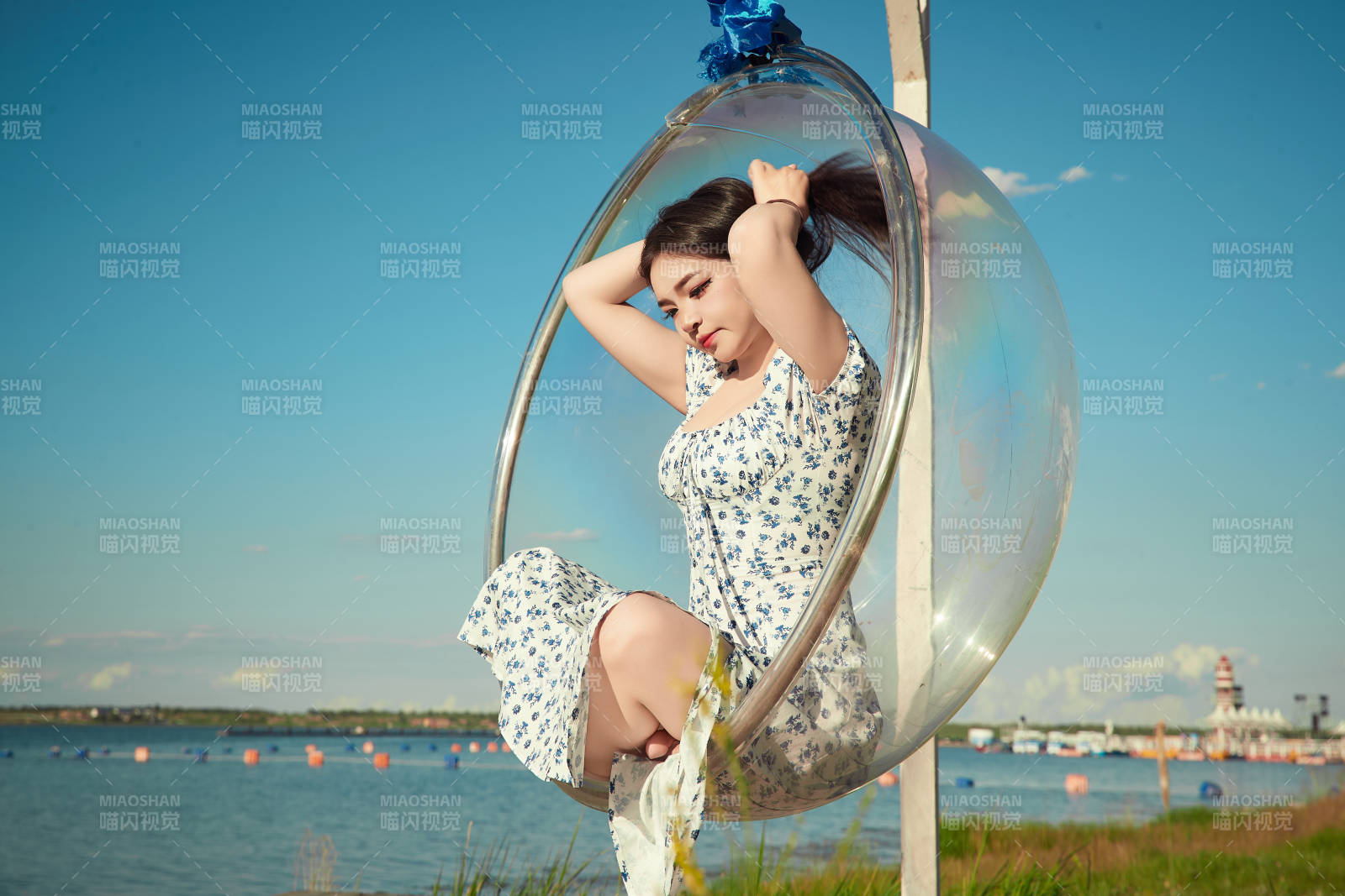 草原湖畔打卡点游玩拍照的东方美女图片