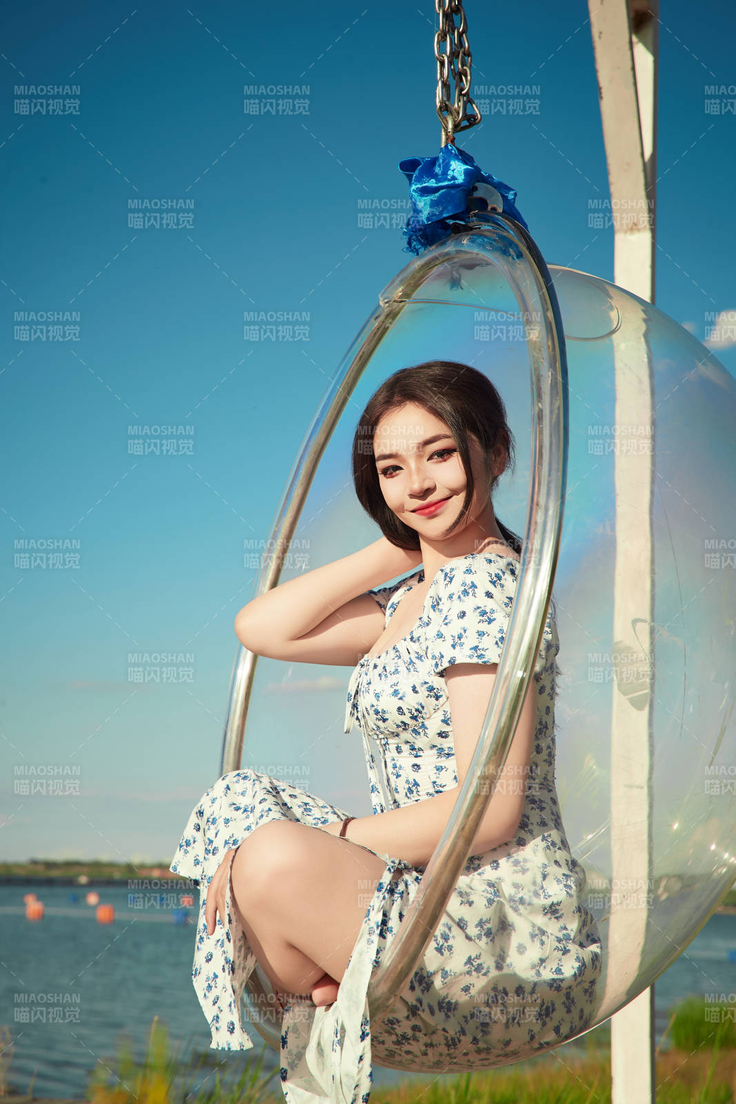 草原湖畔打卡点游玩拍照的东方美女图片