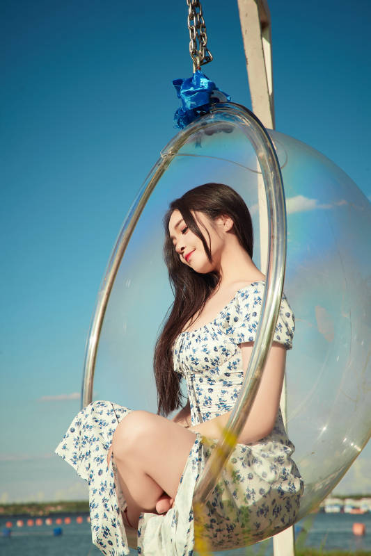 草原湖畔打卡点游玩拍照的东方美女图片