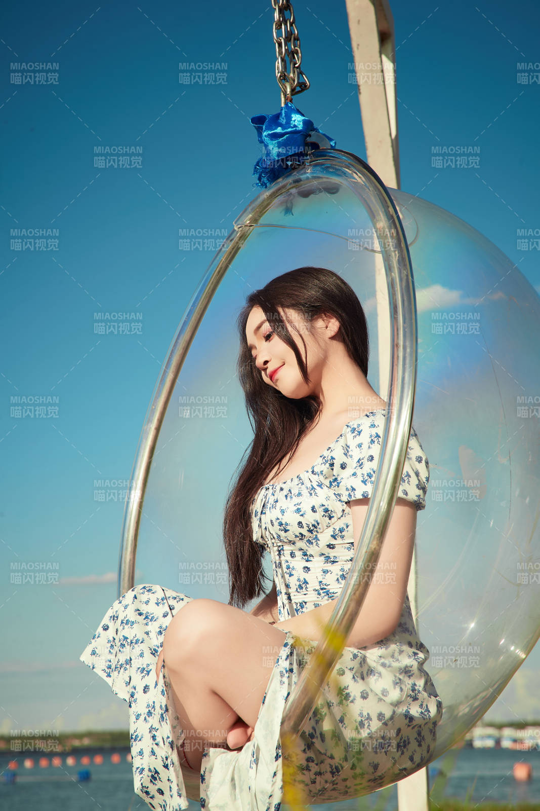 草原湖畔打卡点游玩拍照的东方美女图片