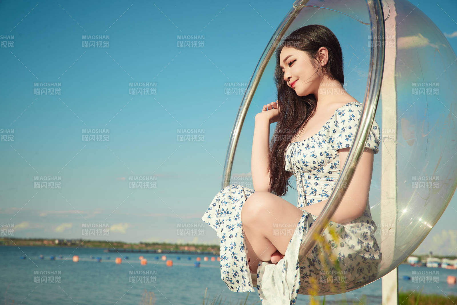 草原湖畔打卡点游玩拍照的东方美女图片