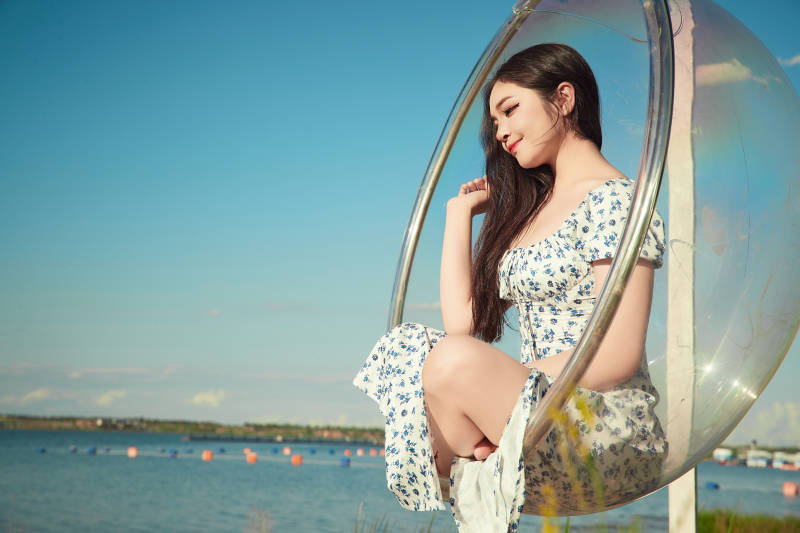 草原湖畔打卡点游玩拍照的东方美女图片