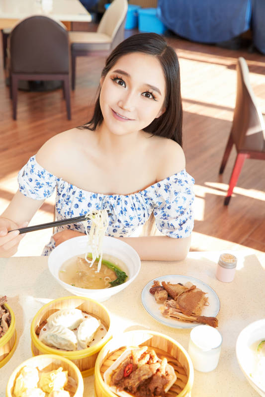 在茶餐厅大吃特吃的美女图片