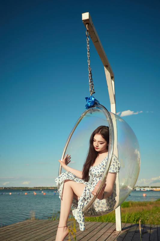 草原湖畔打卡点游玩拍照的东方美女图片