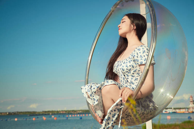 草原湖畔打卡点游玩拍照的东方美女图片