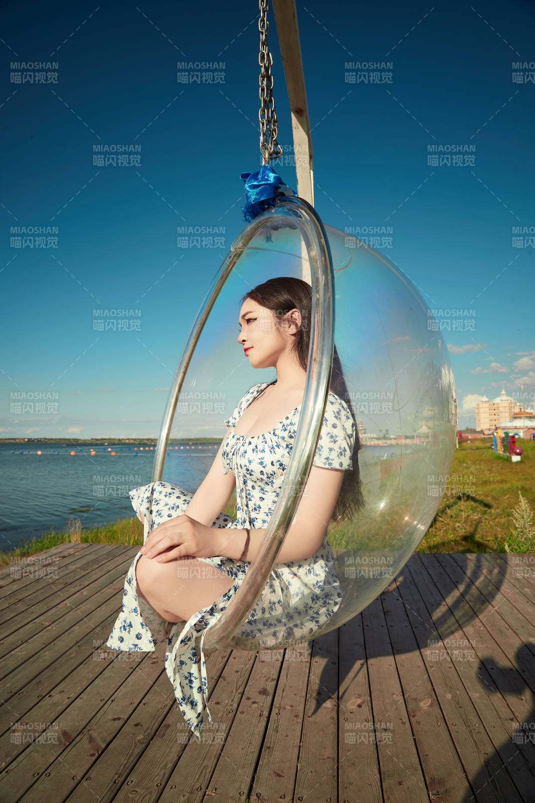 草原湖畔打卡点游玩拍照的东方美女图片