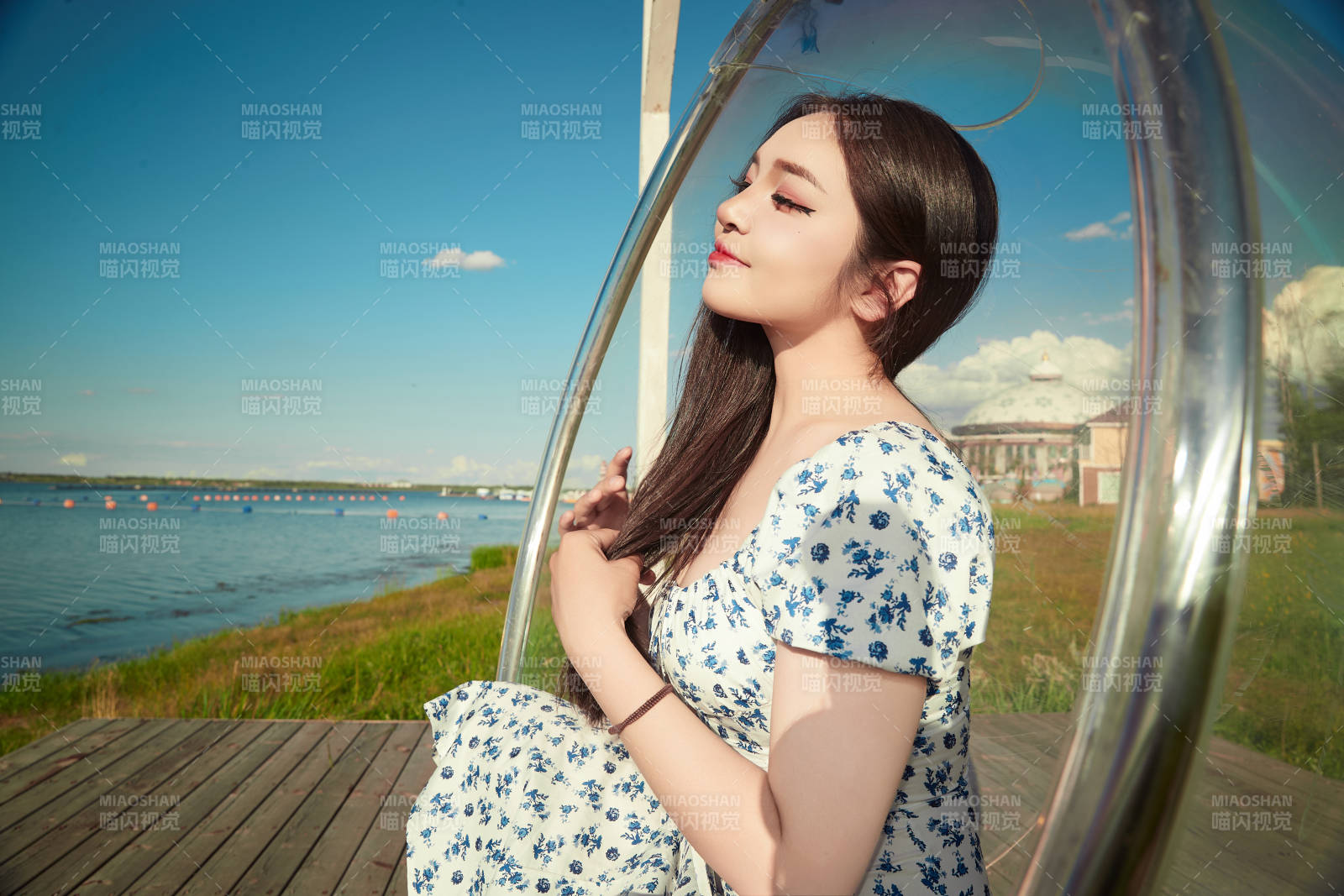 草原湖畔打卡点游玩拍照的东方美女图片