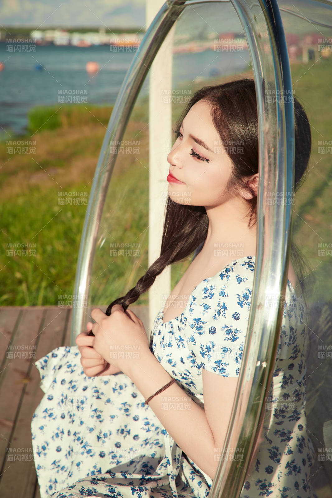 草原湖畔打卡点游玩拍照的东方美女图片