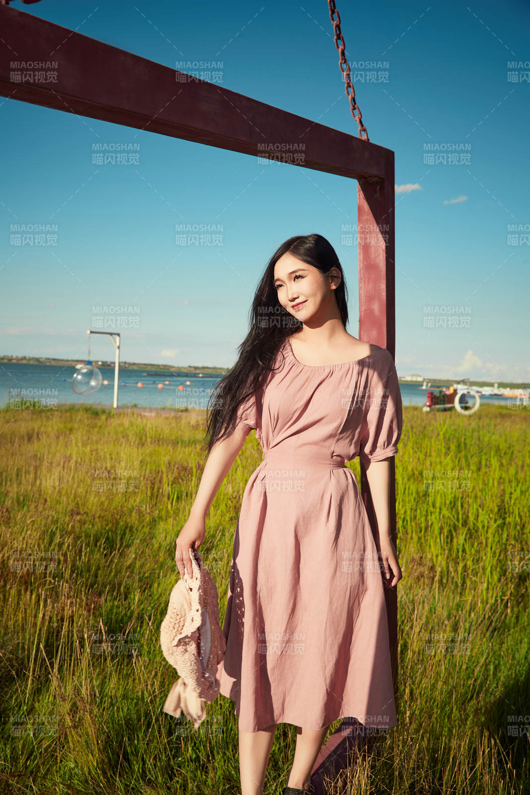 盛夏湖畔打卡点游玩拍照的亚洲美女图片