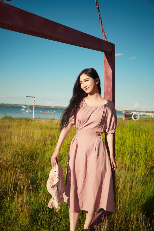 盛夏湖畔打卡点游玩拍照的亚洲美女图片