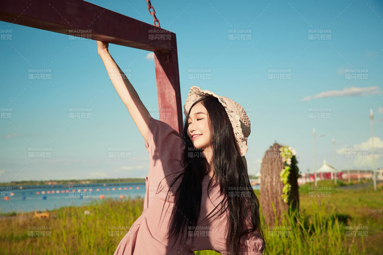 盛夏湖畔打卡点游玩拍照的亚洲美女图片