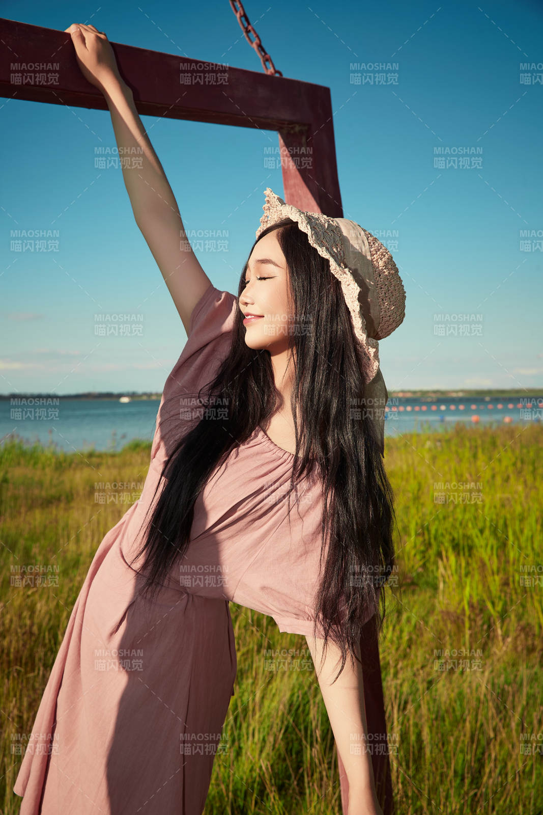 盛夏湖畔打卡点游玩拍照的亚洲美女图片