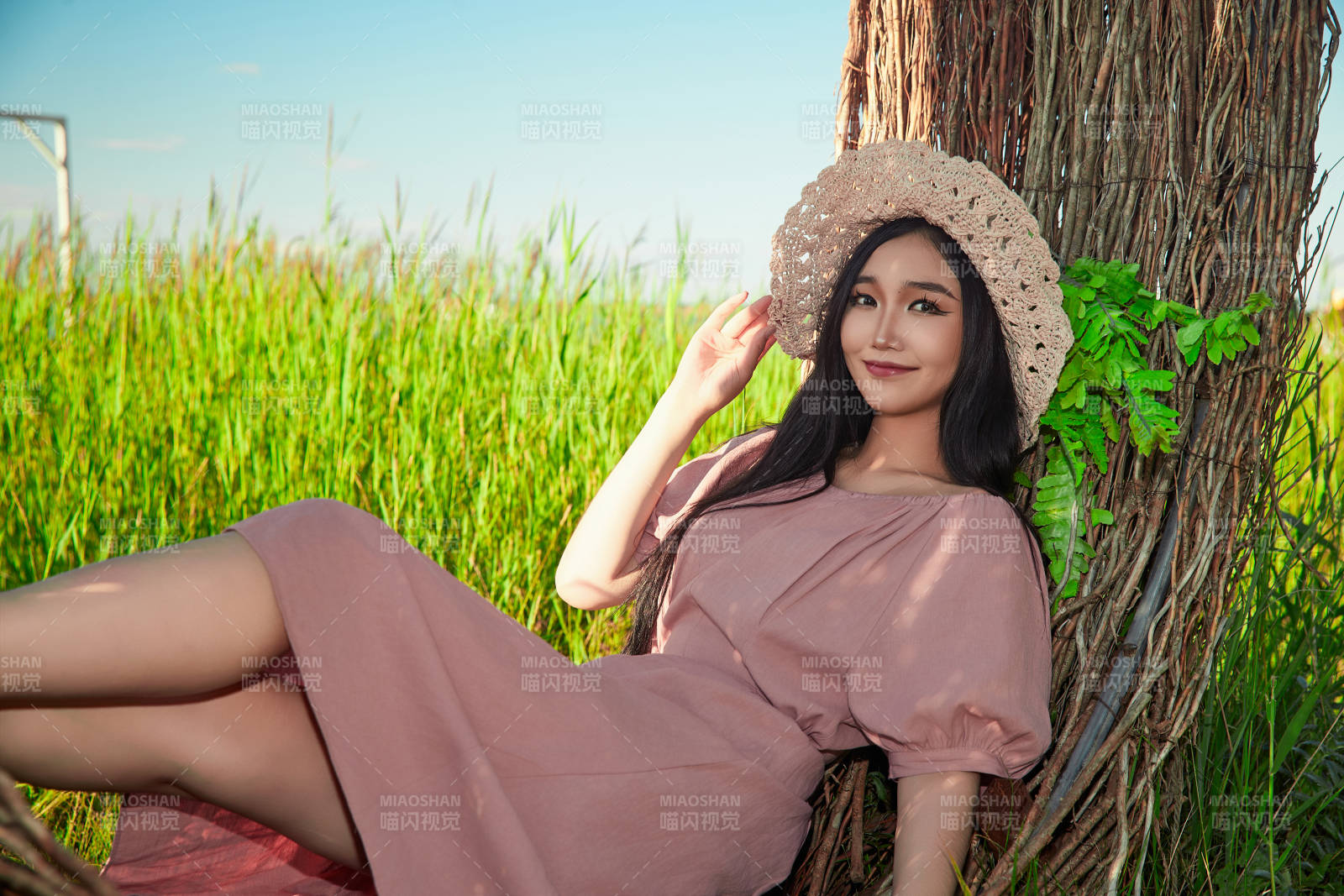 盛夏湖畔打卡点游玩拍照的亚洲美女图片