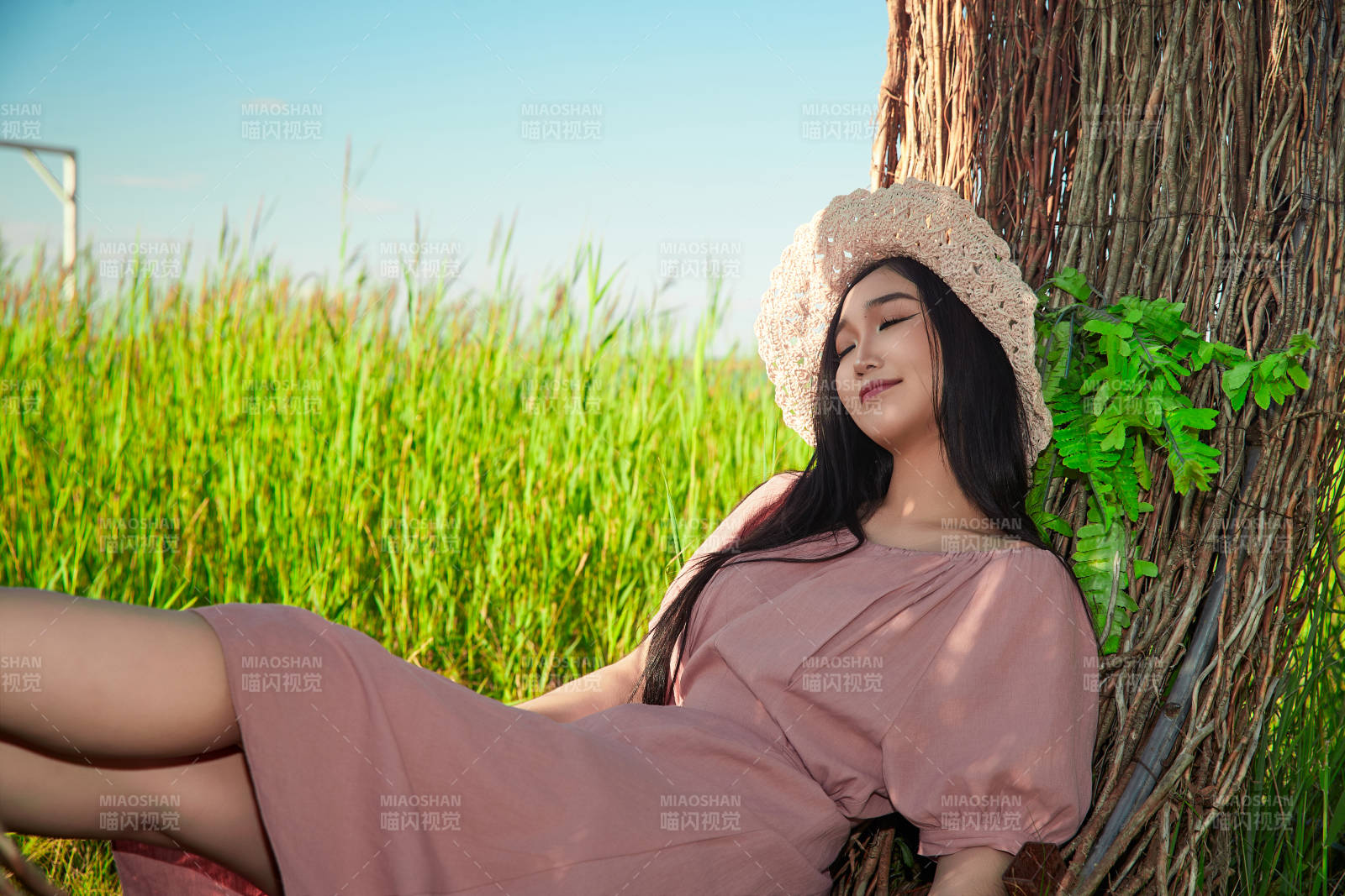 盛夏湖畔打卡点游玩拍照的亚洲美女图片