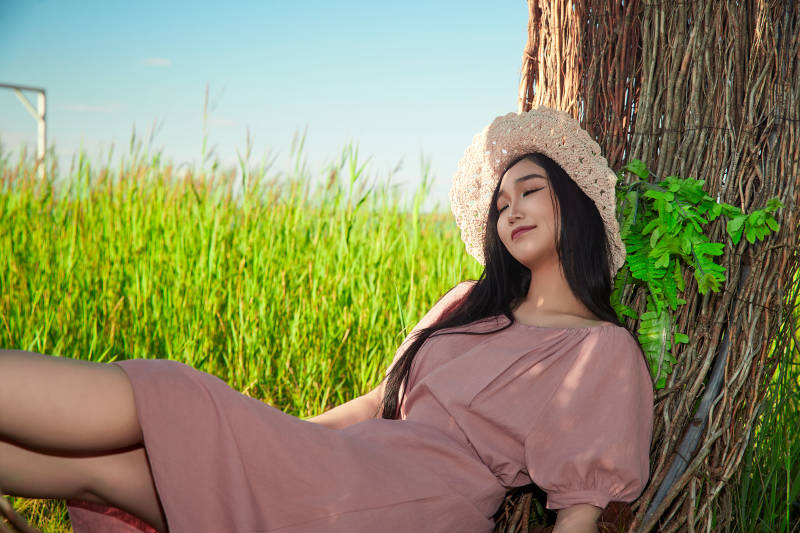 盛夏湖畔打卡点游玩拍照的亚洲美女图片