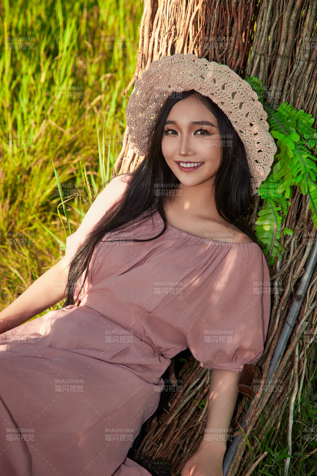 盛夏湖畔打卡点游玩拍照的亚洲美女图片