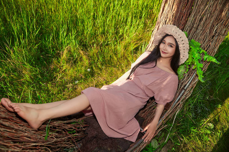 盛夏湖畔打卡点游玩拍照的亚洲美女图片