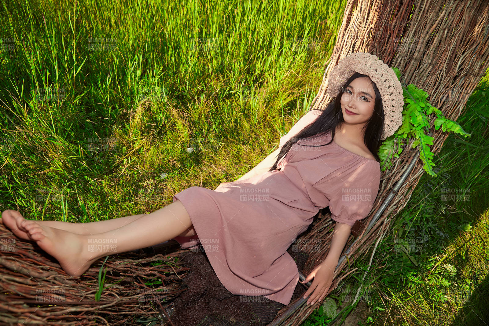 盛夏湖畔打卡点游玩拍照的亚洲美女图片