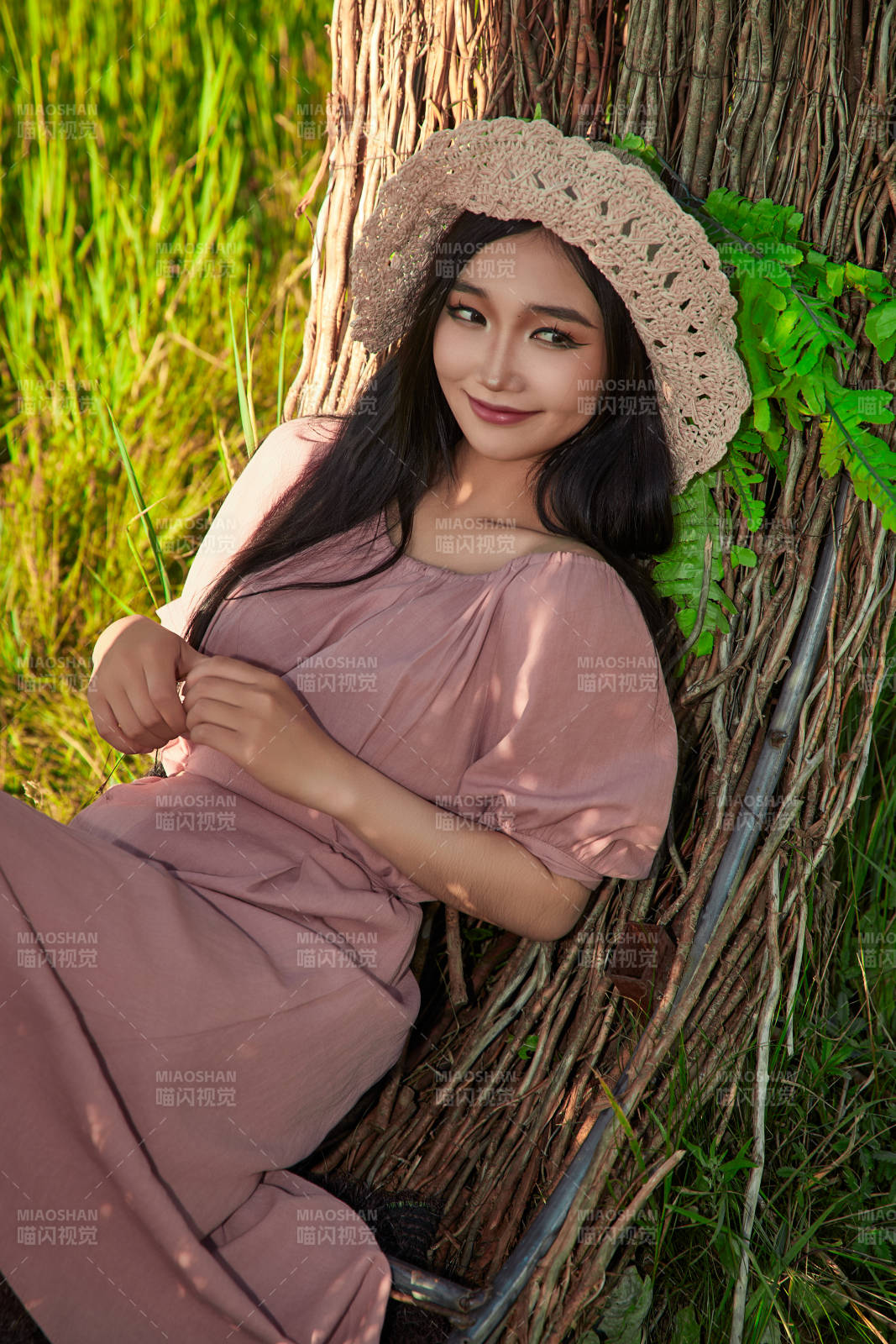 盛夏湖畔打卡点游玩拍照的亚洲美女图片