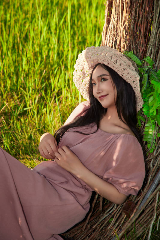 盛夏湖畔打卡点游玩拍照的亚洲美女图片