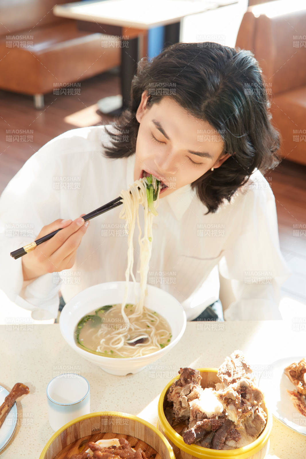 在茶餐厅大吃特吃的青年男性图片