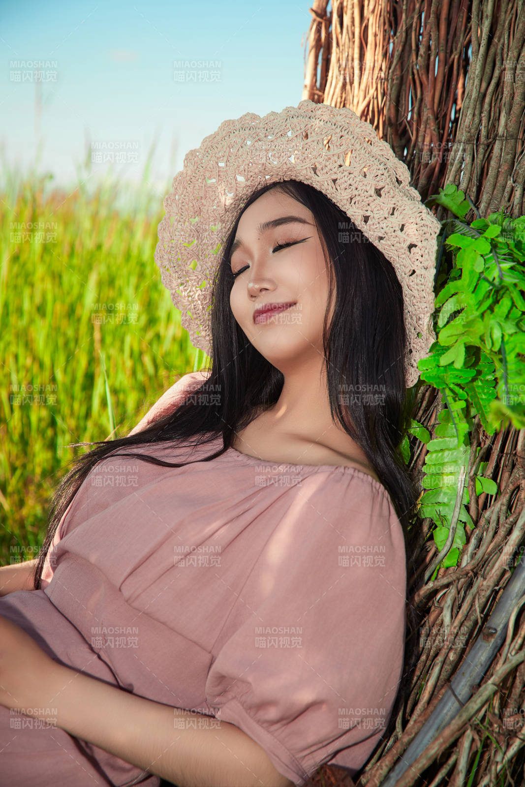 盛夏湖畔打卡点游玩拍照的亚洲美女图片